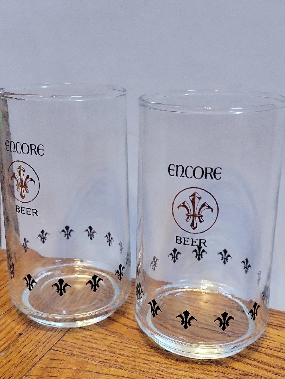 Schlitz Brewing Co Encore Beer Glasses Glass with Black Fleur-de-Lis Lot of 2